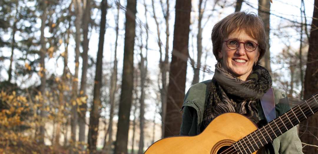 uitvaartgitariste Jacqueline Snel voor professionele gitaarmuziek bij uitvaarten